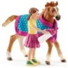 Schleich Horses 42361 - Veulen Met Deken & Meisje Met Drinkfles